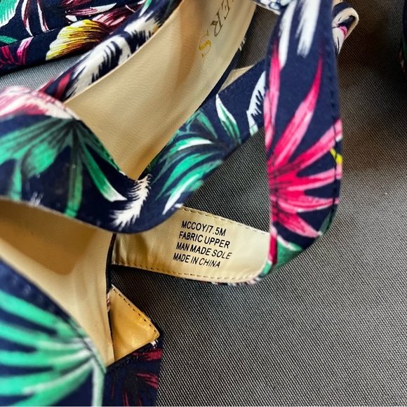 Ladies Size 7.5 Bakers Mccoy Multi Colored Sandals - Picture 5 of 9